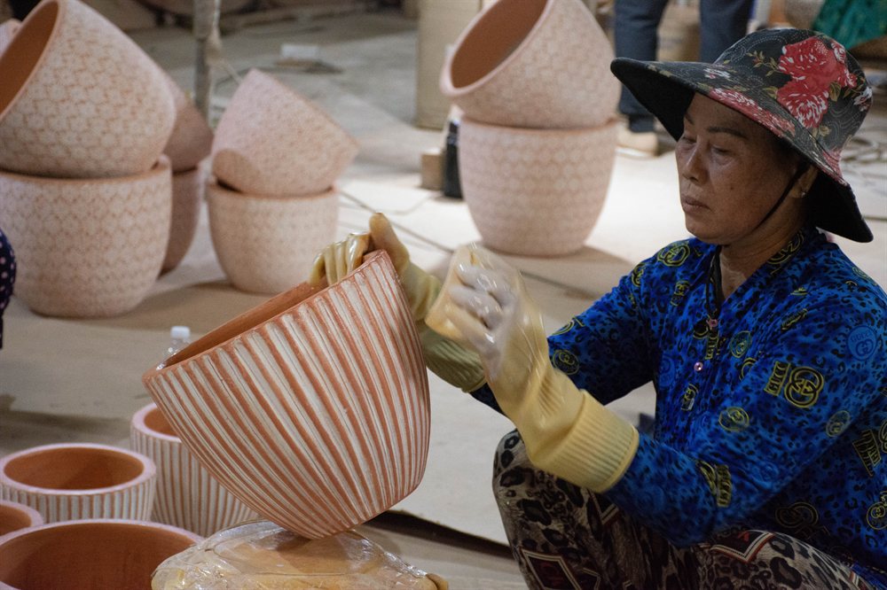 Finishing ribbed pots